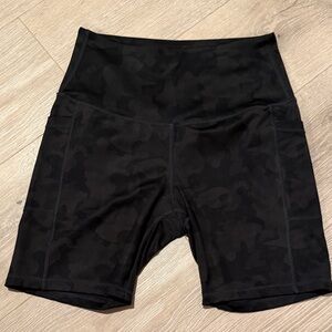 Sleek Black Camouflage Women's Bike Shorts